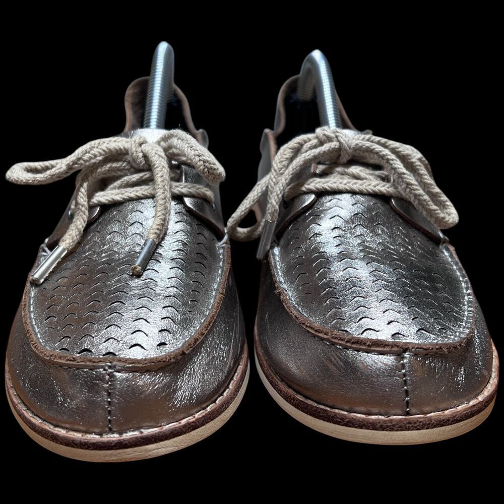 OLUKAI Moku Perf Women's Sz 7 Leather Slip On Loafer Boat Shoes Silver Metallic - Picture 9 of 16
